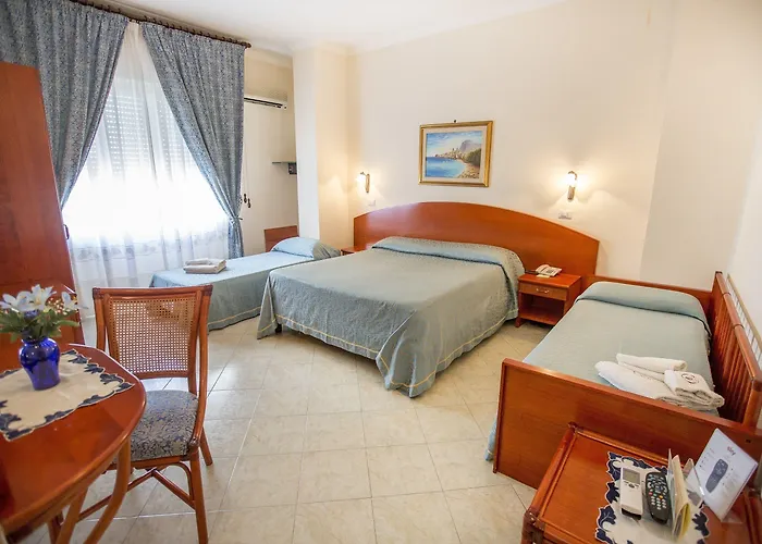 מלון Mediterraneo 3*